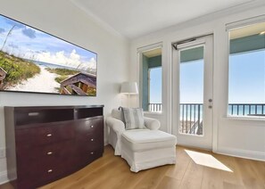 Smart TV, livros, aparelho de som, escritórios