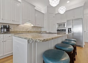 Fridge, microwave, oven, stovetop - The SeaQuin on Navarre Beach, Florida (Navarre)
