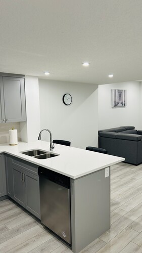 Cozy bright and spacious 1 bedroom basement suite in Southwest Calgary