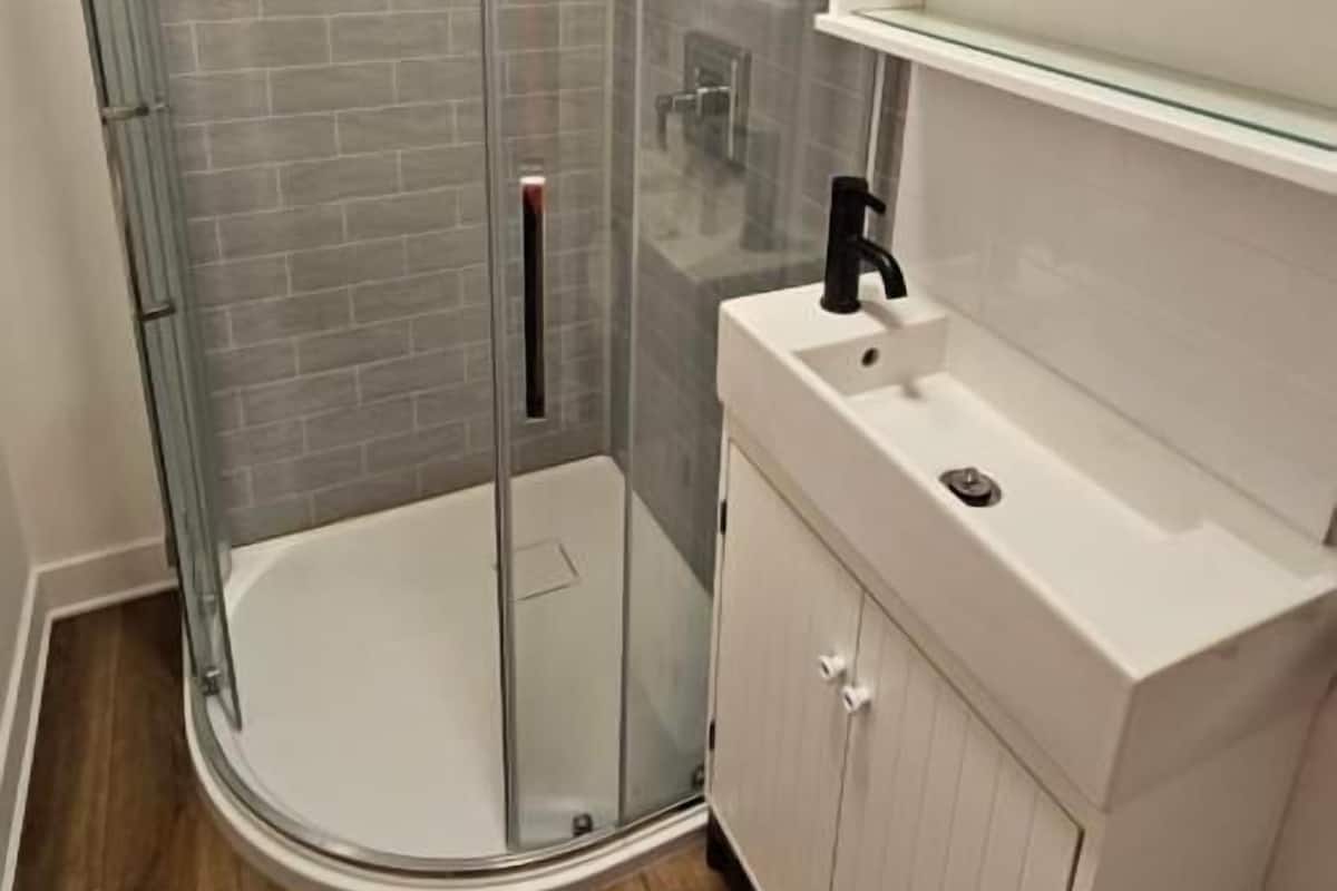 Au coeur du village #6 | Bathroom | Shower, rainfall showerhead, free toiletries, hair dryer