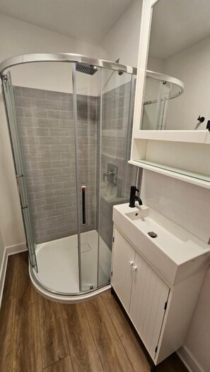 Au coeur du village #6 | Bathroom | Shower, rainfall showerhead, free toiletries, hair dryer - Au cœur du village (Rawdon)