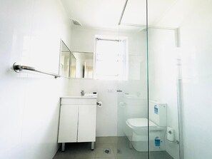 Appartement | Badkamer | Een douche, handdoeken