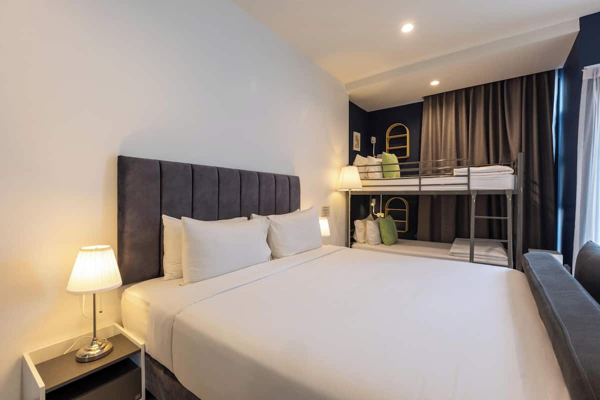 Family Room | 1 bedroom, premium bedding, in-room safe, laptop workspace