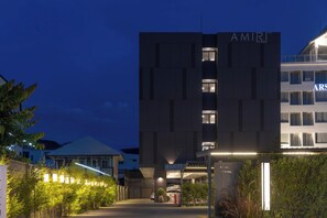 Fachada de la propiedad por la tarde o noche