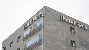 A hotel building with a modern design, featuring balconies and large windows. - Orayeon Hotel Yeongwol (Yeongwol)