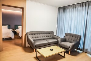 Deluxe Family Suite (Old Building) | Área de estar | TV de tela plana, pisos aquecidos