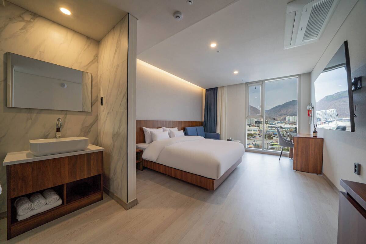 Premier Double Room (New Building) | 高級寝具、ノートパソコン用作業スペース、遮光カーテン、防音設備
