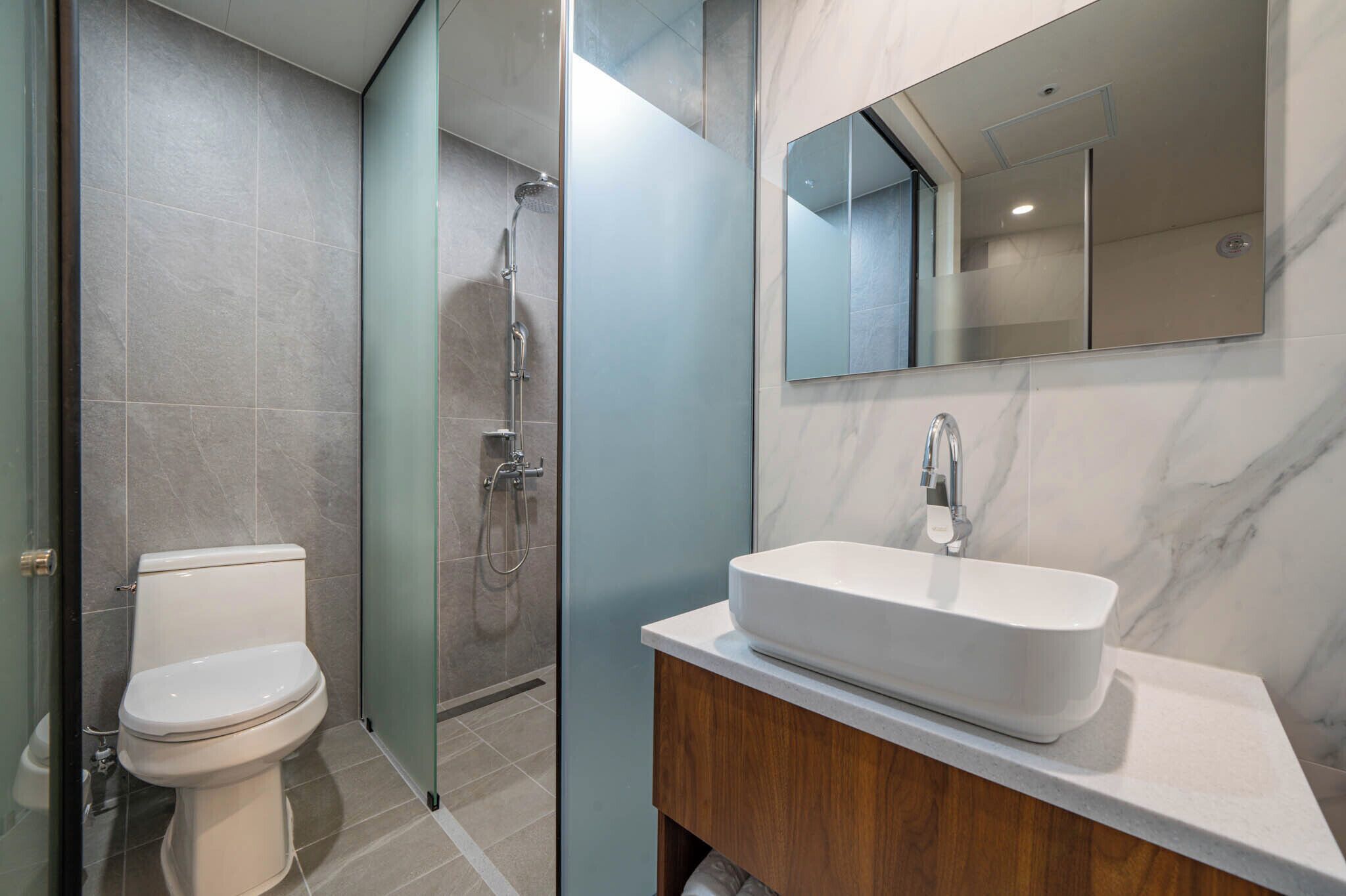 Premier Double Room (New Building) | Bathroom | Free toiletries, hair dryer, slippers