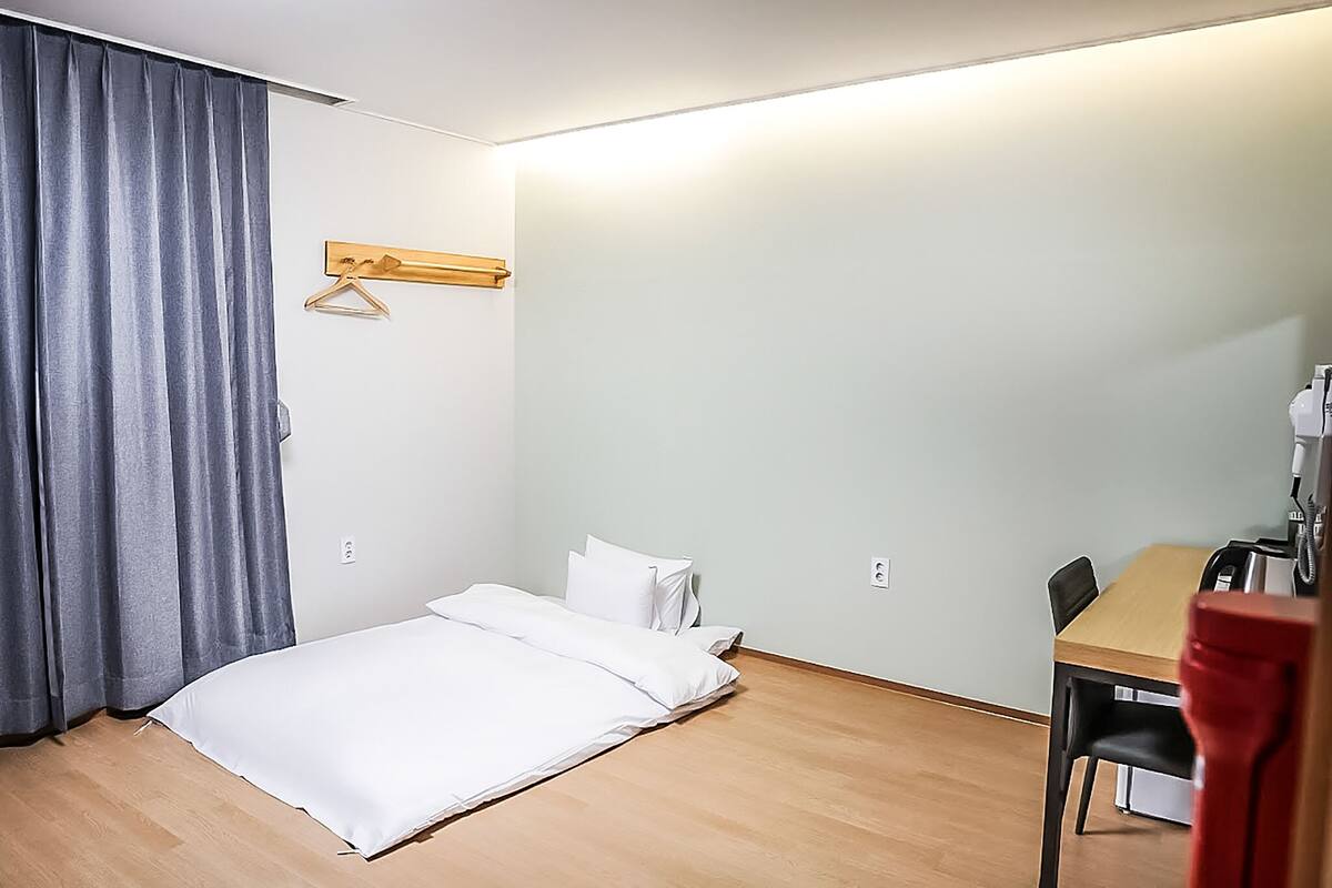Korean Style Room (Old Building) | 高級寝具、ノートパソコン用作業スペース、遮光カーテン、防音設備