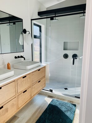 Een douche, een haardroger, handdoeken, zeep