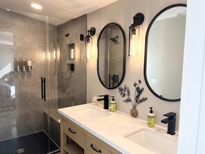 Douche, sèche-cheveux, serviettes fournies, savon