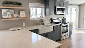 KylskÄp, mikrovÄgsugn, ugn och spishÀll