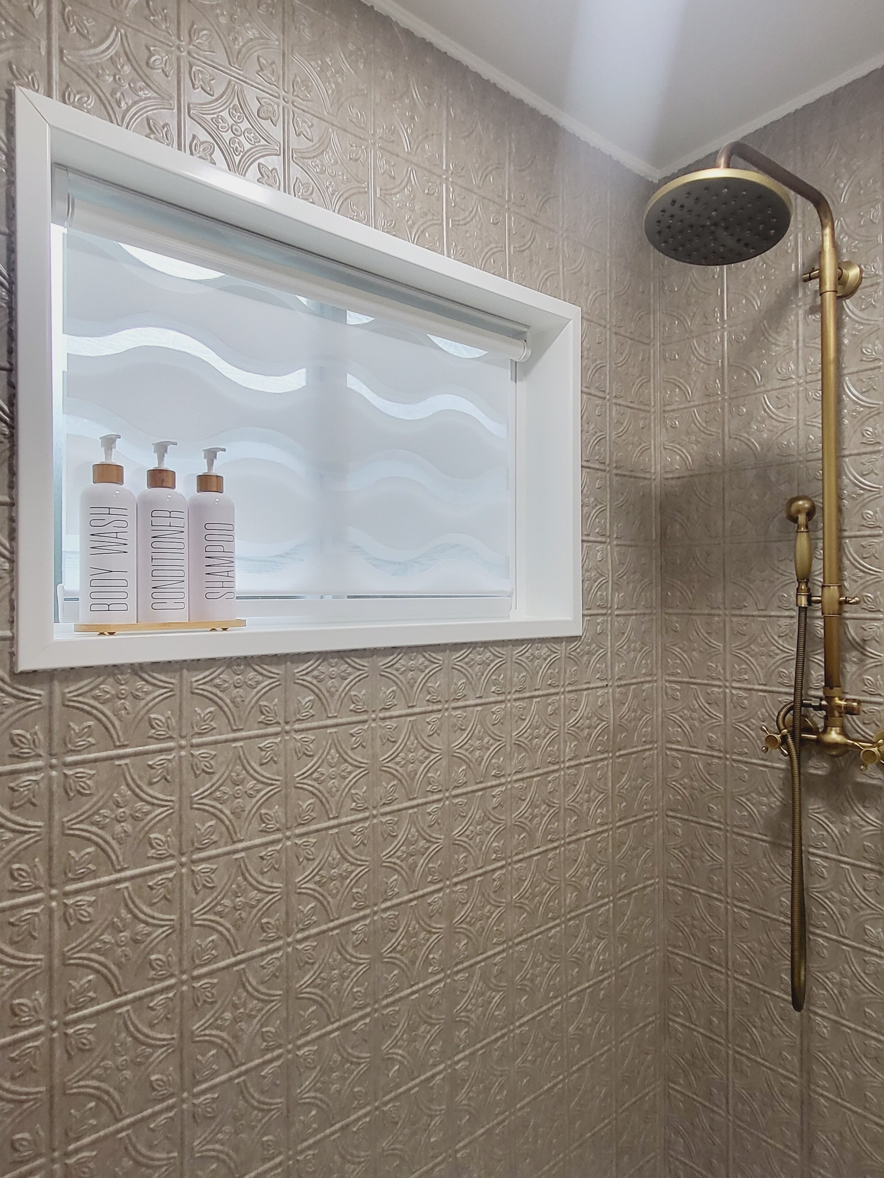 Sèche-cheveux, savon, papier toilette