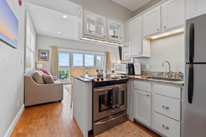 冷蔵庫、電子レンジ、オーブン、コンロ