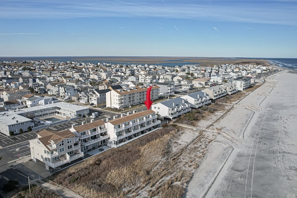 "Direct oceanfront"! 2-story condo features modern decor & elegance"!
