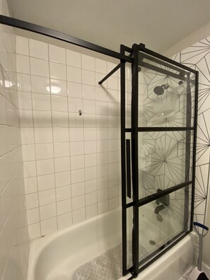Haartrockner, Handtücher, Seife, Toilettenpapier
