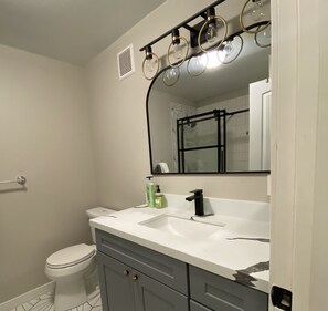 Hårføner, håndklær, såpe og toalettpapir