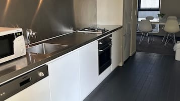 Refrigerador con freezer, microondas, horno, placa de cocina