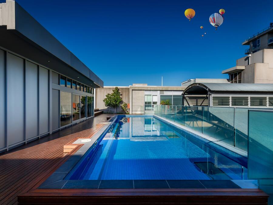 Una piscina al aire libre