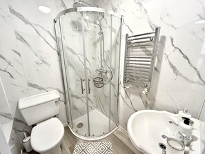 Douche, sèche-cheveux, serviettes fournies