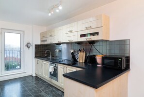 Fridge, microwave, oven, stovetop - Apt - Stay 6 - Stadium View - Coo-op Live Arena (Manchester)