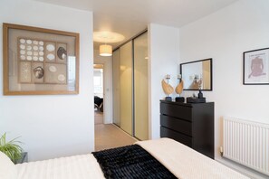 2 bedrooms, WiFi, bed sheets, wheelchair access - Apt - Stay 6 - Stadium View - Coo-op Live Arena (Manchester)