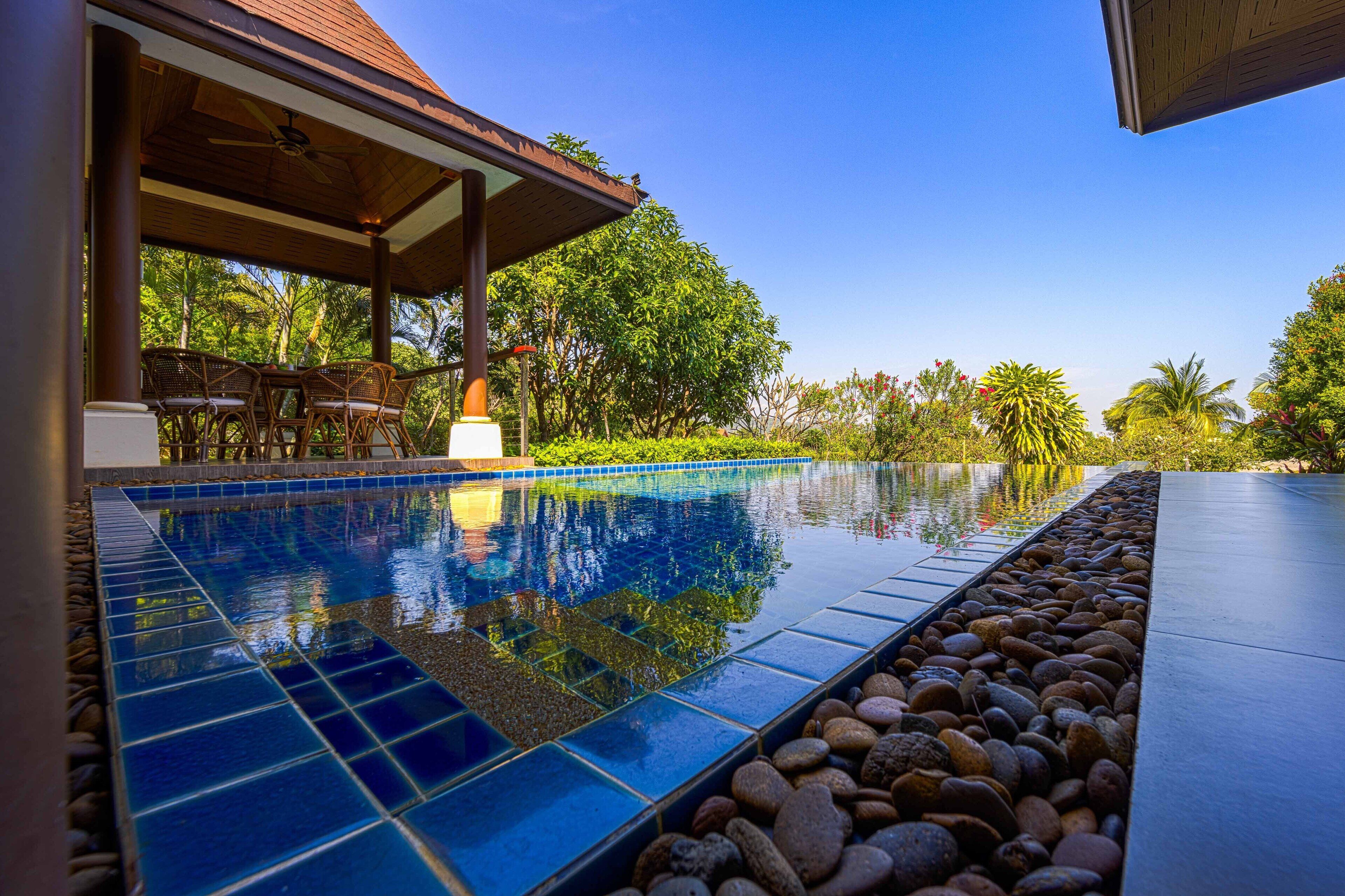 สระว่ายน้ำกลางแจ้ง