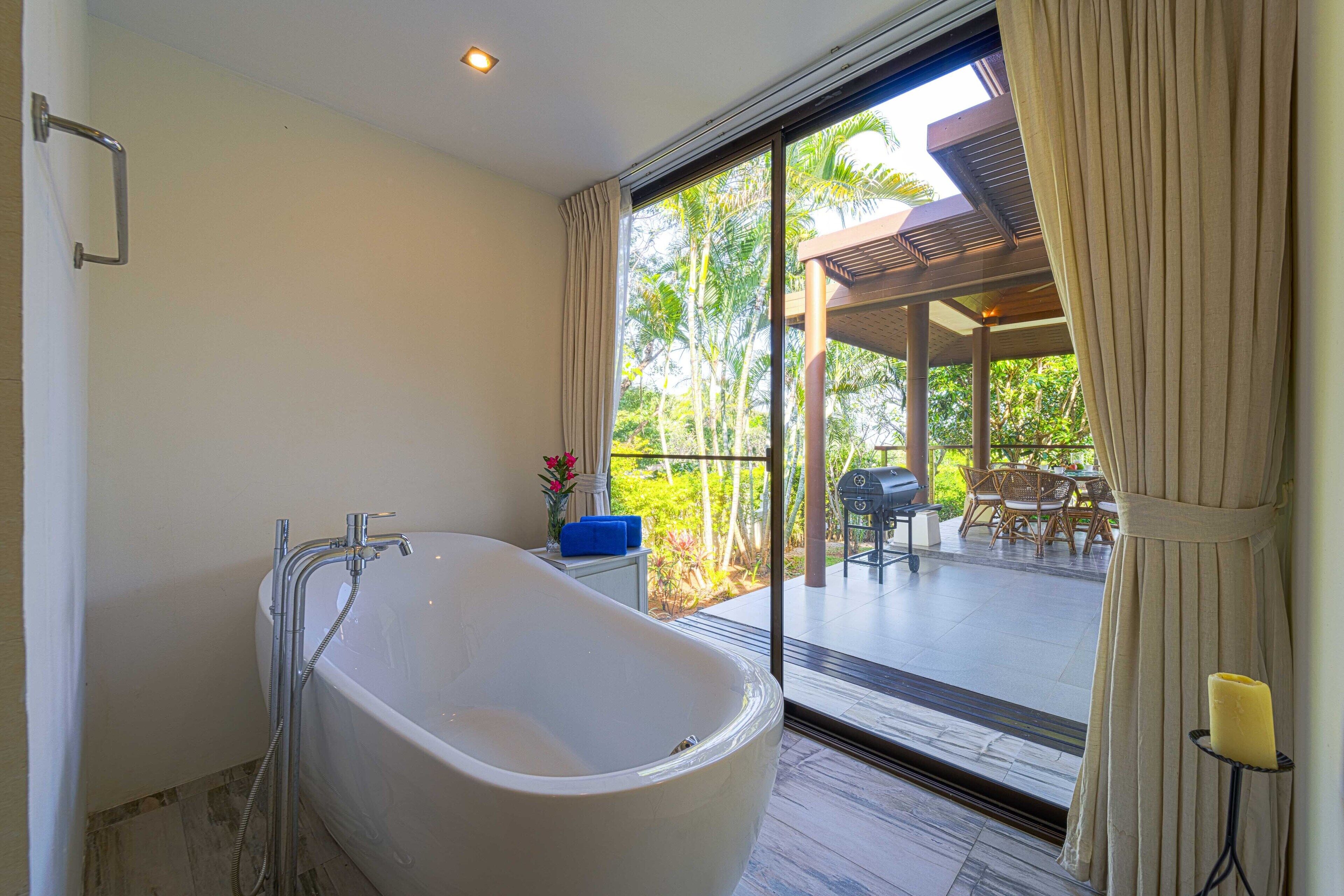Deep-soaking bathtub