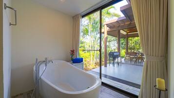 Deep-soaking bathtub