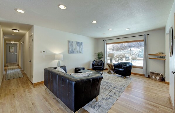 Smart TV, chimenea, videojuegos y libros