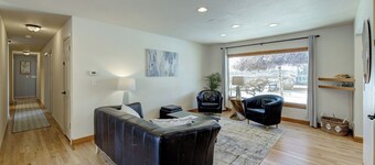 Wenatchee Oasis ~ Hot Tub, Views, Trail Access