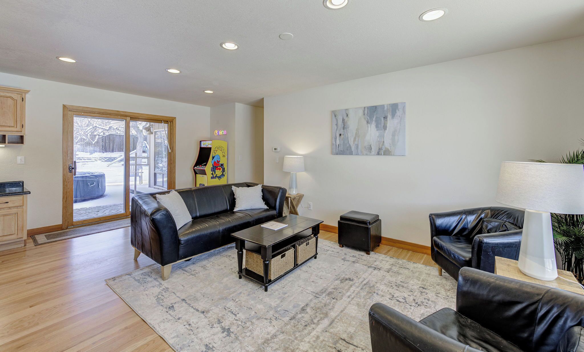 TV connectée, cheminée, jeux vidéo, livres