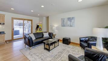 TV connectée, cheminée, jeux vidéo, livres