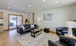 Smart TV, fireplace, video games, books - Wenatchee Oasis ~ Hot Tub, Views, Trail Access (East Wenatchee)