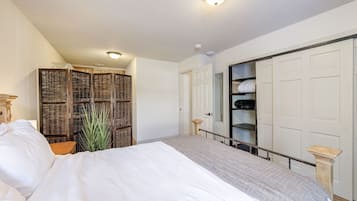 4 bedrooms, in-room safe, desk, iron/ironing board