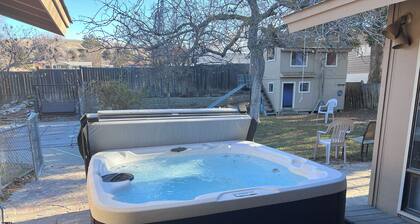 East Wenatchee Oasis ~ Heated Pool, Hot Tub, Views, Trail Access