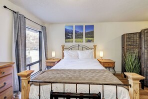 4 bedrooms, desk, iron/ironing board, travel cot