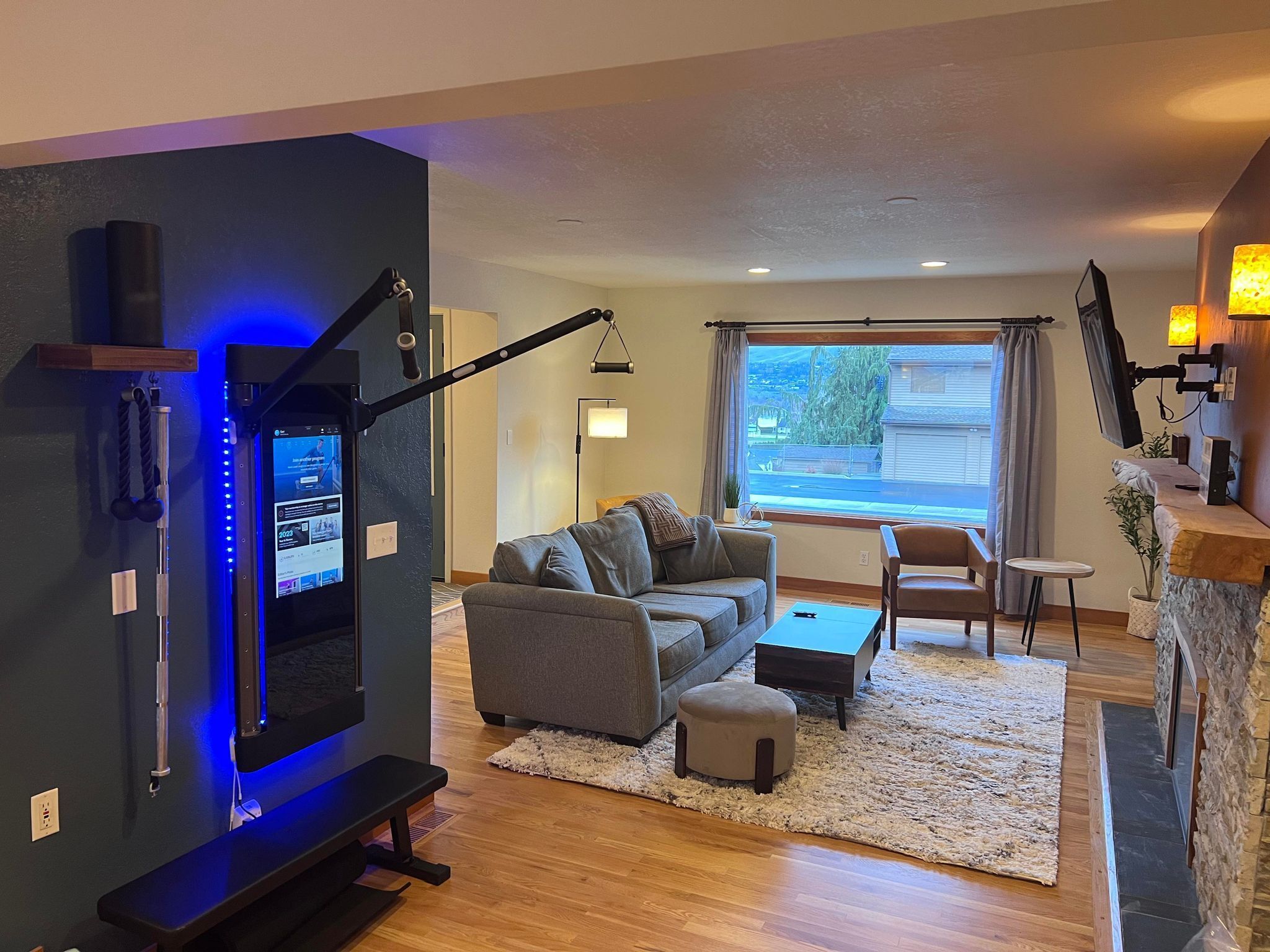 Smart-TV, Kamin, Videospiele, Bücher