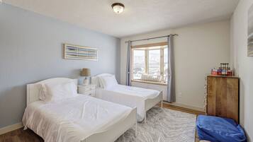 4 habitaciones, escritorio y tabla de planchar con plancha