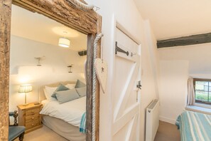 2 bedrooms, travel crib, WiFi, bed sheets - 17th Century Holiday cottage with hot tub and sea views in Dyffryn Ardudwy Snowdonia | Y-Felin (Dyffryn Ardudwy)