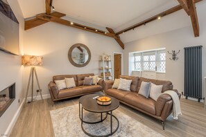 TV, fireplace - Stabal-Soch | Ground floor cottage prime Abersoch seaside location (Abersoch)