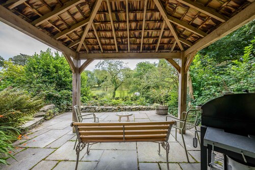 Location is the word for this property. This two bedroom apartment on the banks of the River Dwyfor