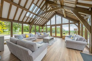 Smart-TV, Kamin, Tischtennisplatte