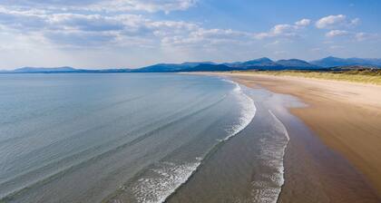 Three Bedroom Lodge with Hot Tub and Log Fire | Maes-Artro-Lodge