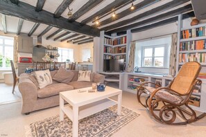 Smart TV, fireplace - Rural retreat in the mountains with far reaching views | Pwll-Y-March (Llanbedr)