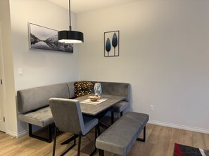 Dining - Luxurious | 4 Bedrooms| Main Floor of House| Families| Groups| Individuals| (Edmonton)