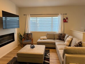 Smart TV, fireplace - Luxurious | 4 Bedrooms| Main Floor of House| Families| Groups| Individuals| (Edmonton)