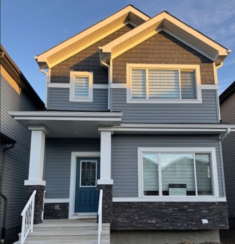 Luxurious | 4 Bedrooms| Main Floor of House| Families| Groups| Individuals|