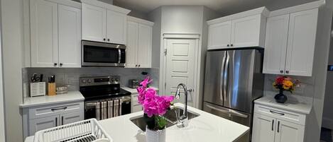 Réfrigérateur, micro-ondes, four, plaque de cuisson