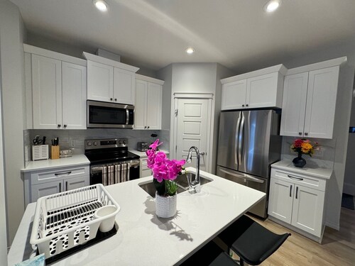 Luxurious | 4 Bedrooms| Main Floor of House| Families| Groups| Individuals|